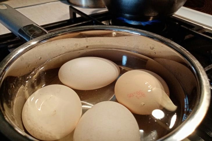 How to easily and simply separate the shell from the egg using water and a glass eggs