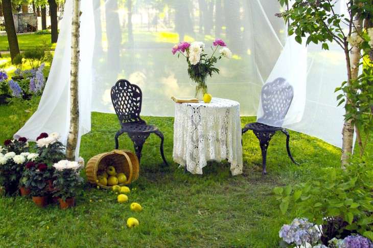 How to Decorate a Backyard for a Penny: Designers' Lifehack yard