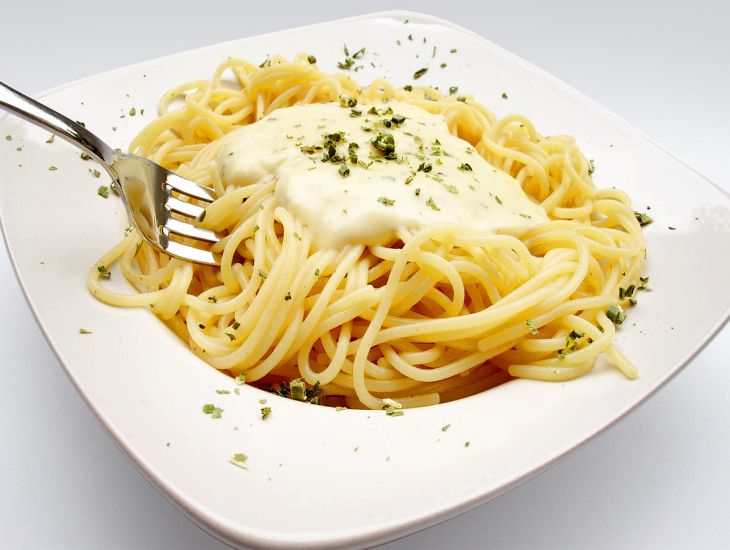 Universal sauce: bechamel with sour cream - suitable for fish, vegetables or meat spaghetti, sauce