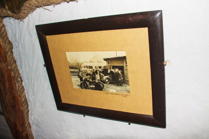 Instead of paintings and decor: how to hang photos on the walls - a couple of simple ideas photo