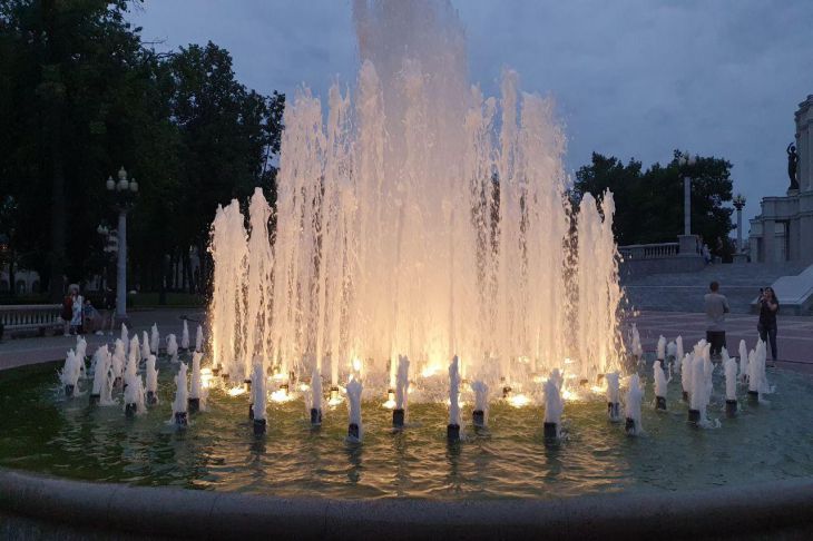 Moscow residents reminded of risks of swimming in fountains fountain