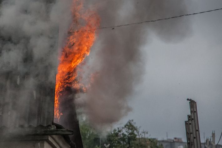 A hangar containing equipment caught fire in Nizhnevartovsk fire, smoke