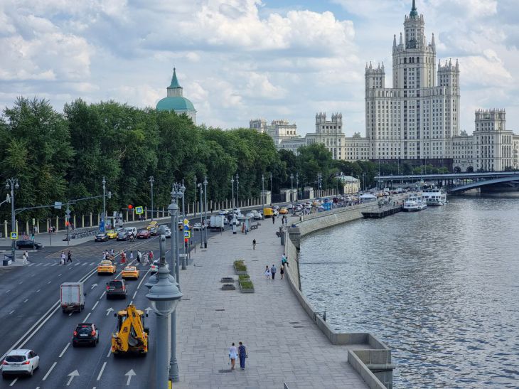 The Ministry of Emergency Situations reported severe heat on July 8 and 9 in Moscow buildings, road