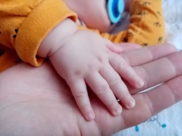 Mother of many children from Dagestan beats baby live on the internet Hands