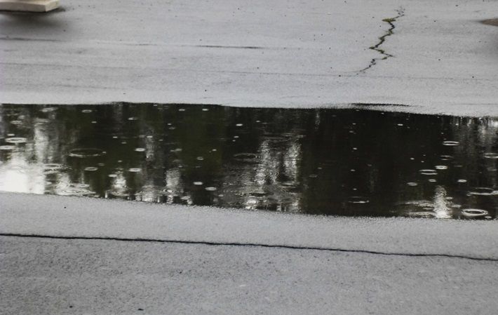 A child almost drowned in a hole on the road in the Kostroma region puddle