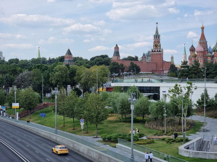 Grenade found under car in Moscow Houses