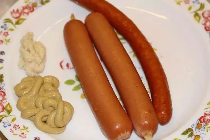Doctor warns that eating sausages can lead to cancer sausages