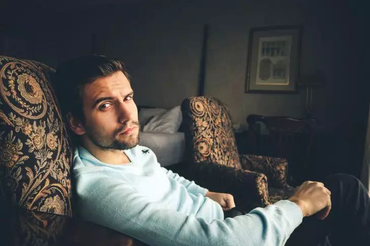 How to Spot a Cheater on a First Date: 3 Clear Signs of Infidelity man