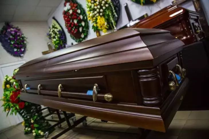 Accelerates decomposition: scientists explain why people are buried in coffins the grave