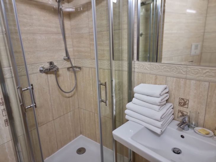 Is it possible to install a shower cabin in a small bathroom: a designer answers shower