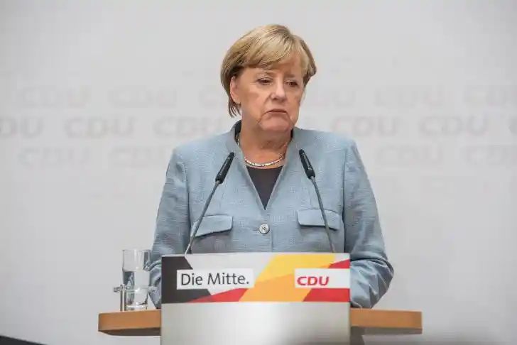 Merkel Calls on NATO to Create System to Contain Russia Merkel