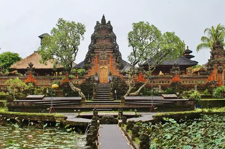 Thai monk spent millions in donations on mistress temple