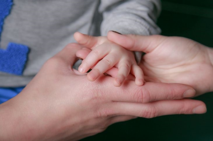 In Ufa, parents left home and left their baby alone for a month Hands