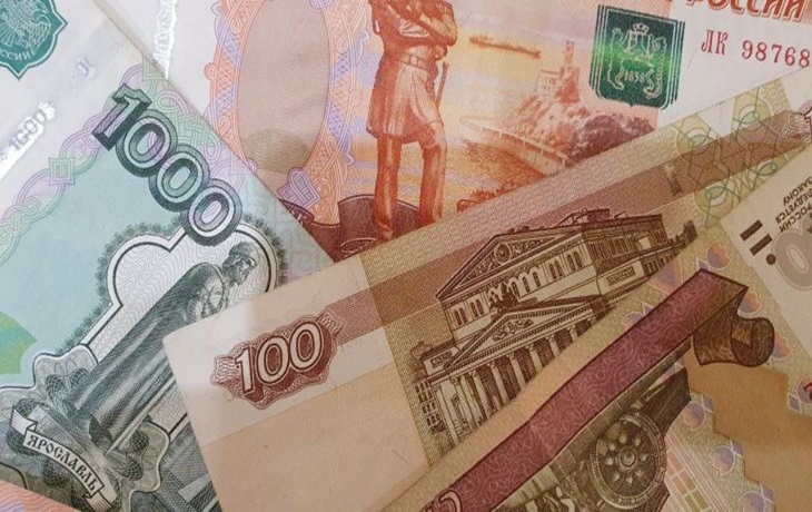 Russians warned about scammers offering New Year's payments Rubles