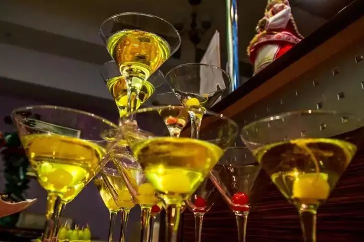 A narcologist has revealed an important rule on how to drink properly on New Year's Eve and not get poisoned alcohol