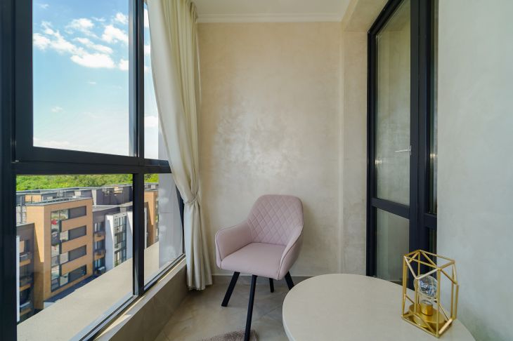 Perfect order on the balcony is not a myth: 4 life hacks from a designer balcony