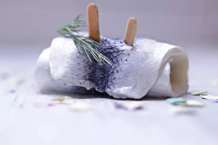 How to store herring in the refrigerator so that it stays fresh and the refrigerator doesn't stink fish