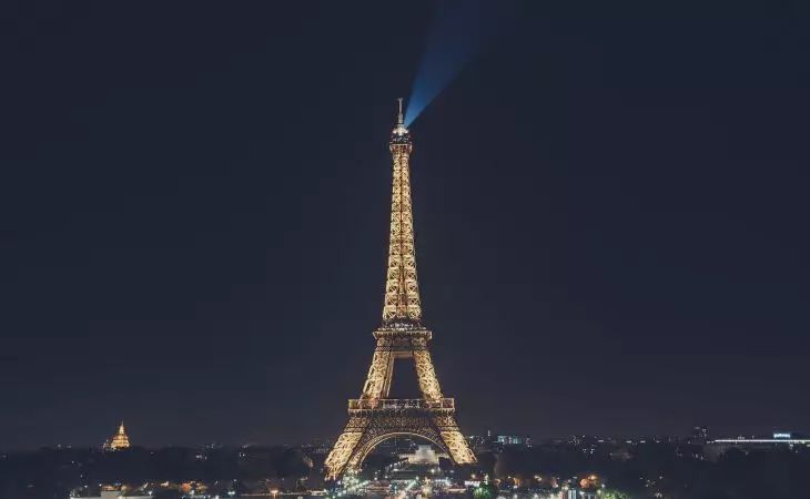 A fire broke out in the Eiffel Tower Paris