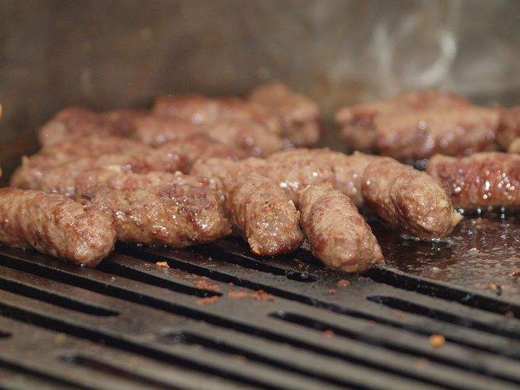 A great dish for gatherings with friends that is easy to prepare: Serbian cevapcici Cevapcici