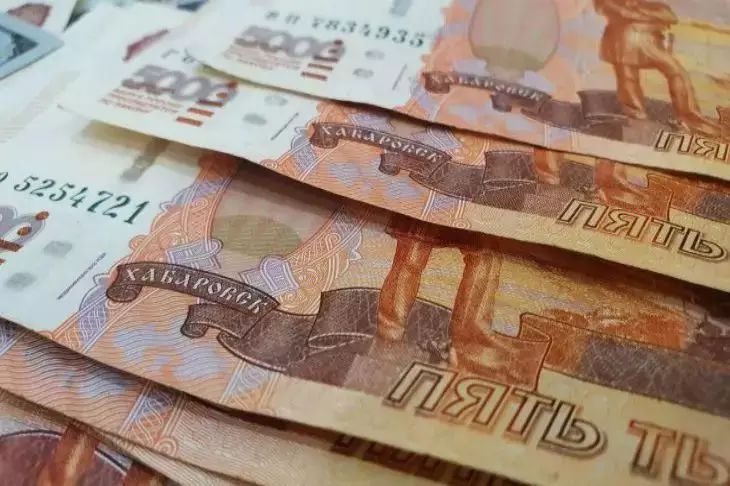 What is better to choose: a comfortable life with small savings or saving for the sake of big money money