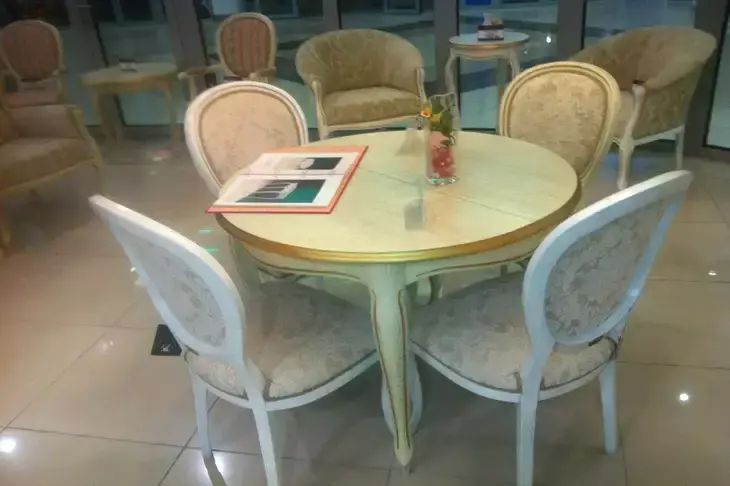 What Shape of Dining Table is Best for a Small Room table