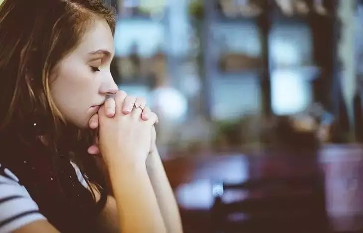 3 Main Signs of Fake People You Should Definitely Avoid woman