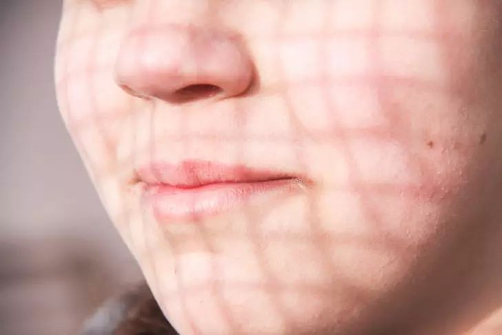 Two simple secrets that quickly remove the effect of old skin after foundation and powder woman