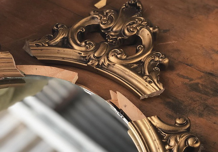 Painting, frame or tray: what to do with an old mirror if you feel sorry to part with it mirror