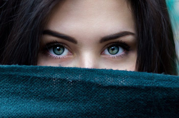 Surgeon warns Russians against eye-dangerous habit Woman
