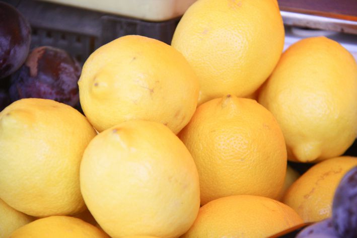 Maximum Juice in No Time: How to Squeeze a Lemon Without a Juicer lemons